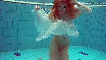 Diana Zelenkina calda russa sott'acqua