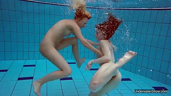 Duas lésbicas gostosas na piscina
