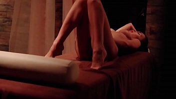 Сексуальная девушка мастурбирует киску в массажном кабинете