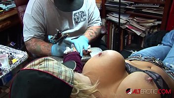 Shyla Stylez se tatúa mientras juega con sus tetas