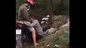 Vietnamese boys want to suckle in the middle of the road