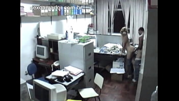 Une blonde cochonne a des relations sexuelles avec un autre employé à l'intérieur du bureau de la comptabilité
