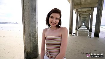 Real Teens - Hot Cute Brunette Teen Fait Son Premier Porno