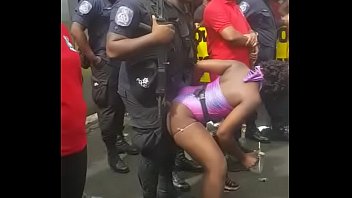 Popozuda Negra Sarrando en Police in Street Event