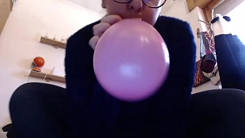 Bu renkli balonlar annenizi o kadar heyecanlandırıyor ki, daha önce hiç olmadığı gibi gıcırdıyor.