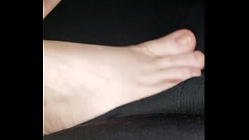 Minha namorada esfregando minha virilha com os pés