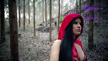 Le petit chaperon rouge Tatiana Morales se perd dans la forêt et mange le loup spécial halloween