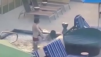 Flagra casal fudendo na piscina de casa