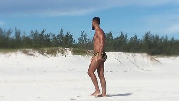 Nudo sulla spiaggia di Rio de Janeiro