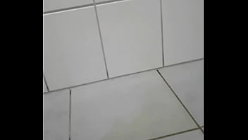 Fare pipì segretamente sul pavimento del bagno
