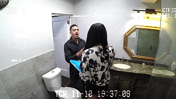 Sexo após encontro às cegas está sendo gravado pela câmera espiã na casa do rastejador.
