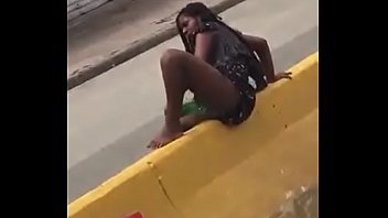 Venezolana con ganas de pija se masturba en plena vía.