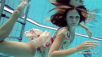 Lucy Gurchenko Ragazza russa pelosa nella piscina nuda