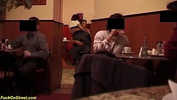 b. sexo anal em um café público