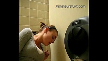 Любительская красотка мастурбирует в общественном туалете (amateursfukt.com)