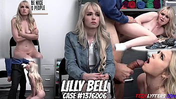 Lilly Bell a éclaté par la sécurité dans le cas # 1376006. Une fille blanche se fait fouiller puis pénètre dans la bouche et la chatte penchée sur le bureau. Éjaculation faciale d'un agent de sécurité dans l'arrière-salle.