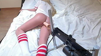 Ultrasilent Fucking Machine vs. Hyperrealistic Sex Doll! [Parte 1/2] (www.dolltraining.com)