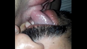 Novinha levando uma chupada na sua pepeka com piercing na língua