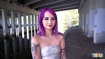YNGR - Hot Inked Purple Hair Punk Teen fica machucado