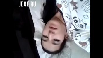 Pequeña chica de belleza uzbeka digitación coño en solo masturbación