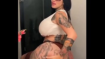 ¿¿Quien es ella?? Tatuaje de culo grande