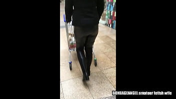 Wife in shopping mall - overknee boots, latex gloves, mask and leather trousers (video via smartphone)