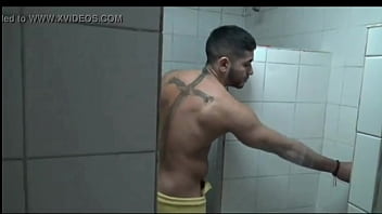Latinos cogiendo en duchas