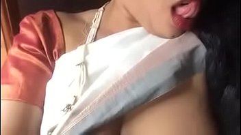 femme indienne chaude seins énormes se masturber lécher les seins dans saree