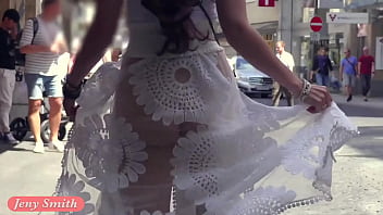 Funk City - Jeny Smith caminha em público com vestido transparente sem calcinha