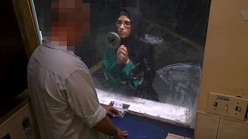 ARABS EXPOSED - Schöner muslimischer Flüchtling brauchte eine helfende Hand und bekam stattdessen einen Schwanz