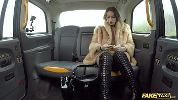 Фейковое такси, Ава Остин скачет на большом черном дилдо на заднем сиденье