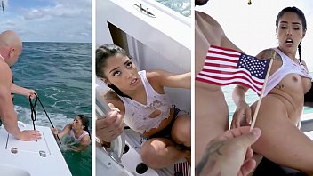 BANGBROS - La sexy cubana, Vanessa Sky, es rescatada en el mar por Jmac