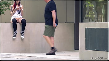 Ragazza bruna con skateboard lampeggiante in pubblico