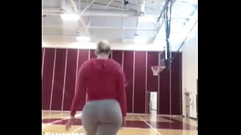 Would you play her one on one? Big booty bball player