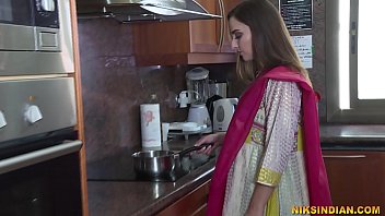 Das frisch verheiratete indische Bhabhi zieht ihr Salwar aus und verliert ihre Jungfräulichkeit mit Devar Ji