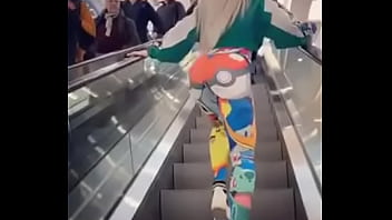 Chica baila con pantalon de Pokémon