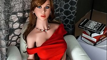 Matura bambola del sesso bruna in abito lungo rosso