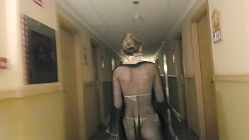 Mila Lewis llega a la habitación del hotel en bikini tanga sexy