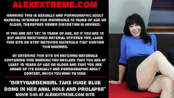 Dirtygardengirl pega um enorme dong azul em seu orifício anal e prolapso