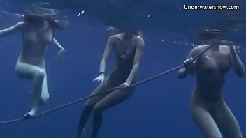 3 garotas gostosas nadam e se divertem no mar