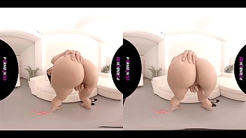 4K VR LA caliente actriz porno Valentina Bianco se desnuda enseñandote su cuerpo y sus pies, jugando con tu polla y follando contigo en realidad virtual.