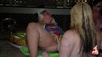 Сексуальные PAWGS Дева и подруги с большой попкой лижут киску у бассейна