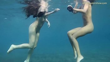 Debaixo d'água no mar, garotas se divertem