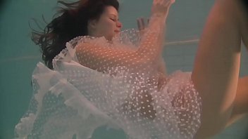 La russa nuda Natalia nuota e si spoglia