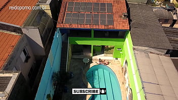 Unglaubliches Video von DRONE in São Paulo, das ein Paar beim Ficken am Pool erwischt - 4K