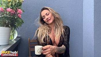 FAKEhub сногсшибательная блондинка Michaela Isizzu мастурбирует на балконе