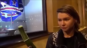 Russische Mädchen saugen für Geld auf den Straßen