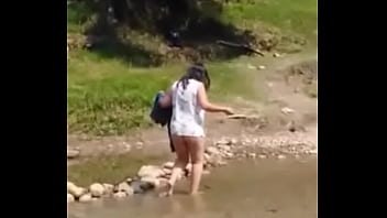 Esposa mostrando tanga en un río de Altamirano chiapas