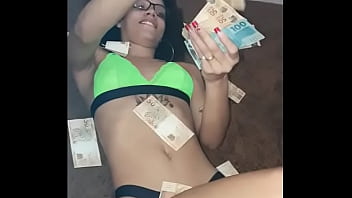 Doidera Moon playing with the Thousand Reais that she will raffle at the Caricias Swing club party in madureira
