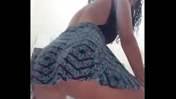 Juliana novinha gostosa dançando funk de saia mostrando o rabo
